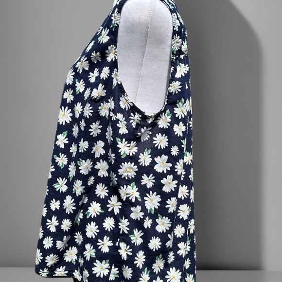 Old Navy Sleeveless Tie Front Daisy Top - Picture 3 of 7